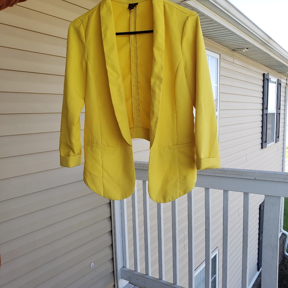 2B yellow blazer